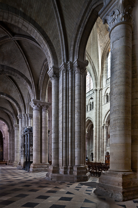Alternating pillars and columns in nave, Cathédrale Saint-Étienne de Sens (Yonne)  Photo by PJ McKey