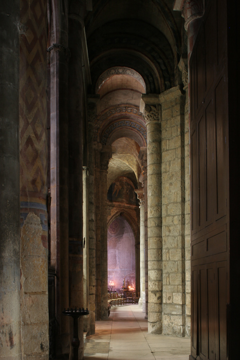 North side aisle, Notre Dame la Grande, Poitiers (Vienne)  Photo by Dennis Aubrey