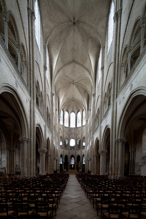 Nave, Collégiale Notre-Dame, Mantes-la-Jolie (Yvelines) Photo by Dennis Aubrey