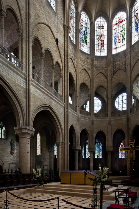 Chancel, Collégiale Notre-Dame, Mantes-la-Jolie (Yvelines) Photo by PJ McKey