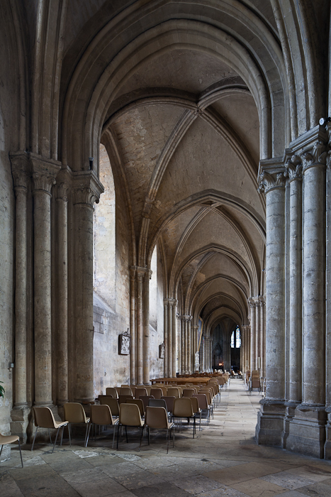 Side aisle, Collégiale Notre-Dame, Mantes-la-Jolie (Yvelines) Photo by PJ McKey