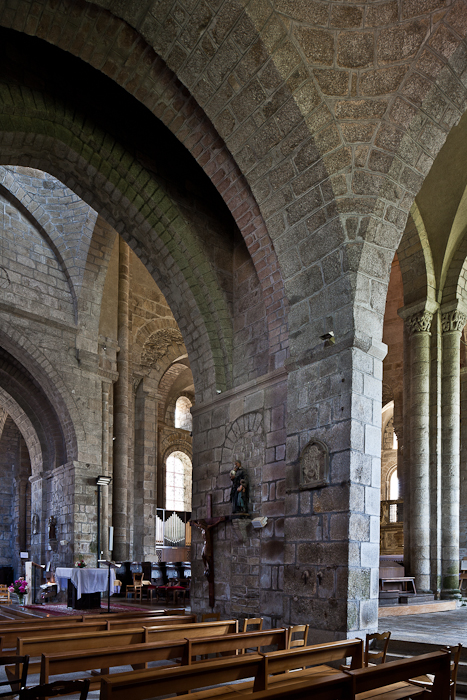 Transept piers, Collégiale de Saint-Léonard de Noblat, Saint-Léonard de Noblat (Haute-Vienne)  Photo by PJ McKey